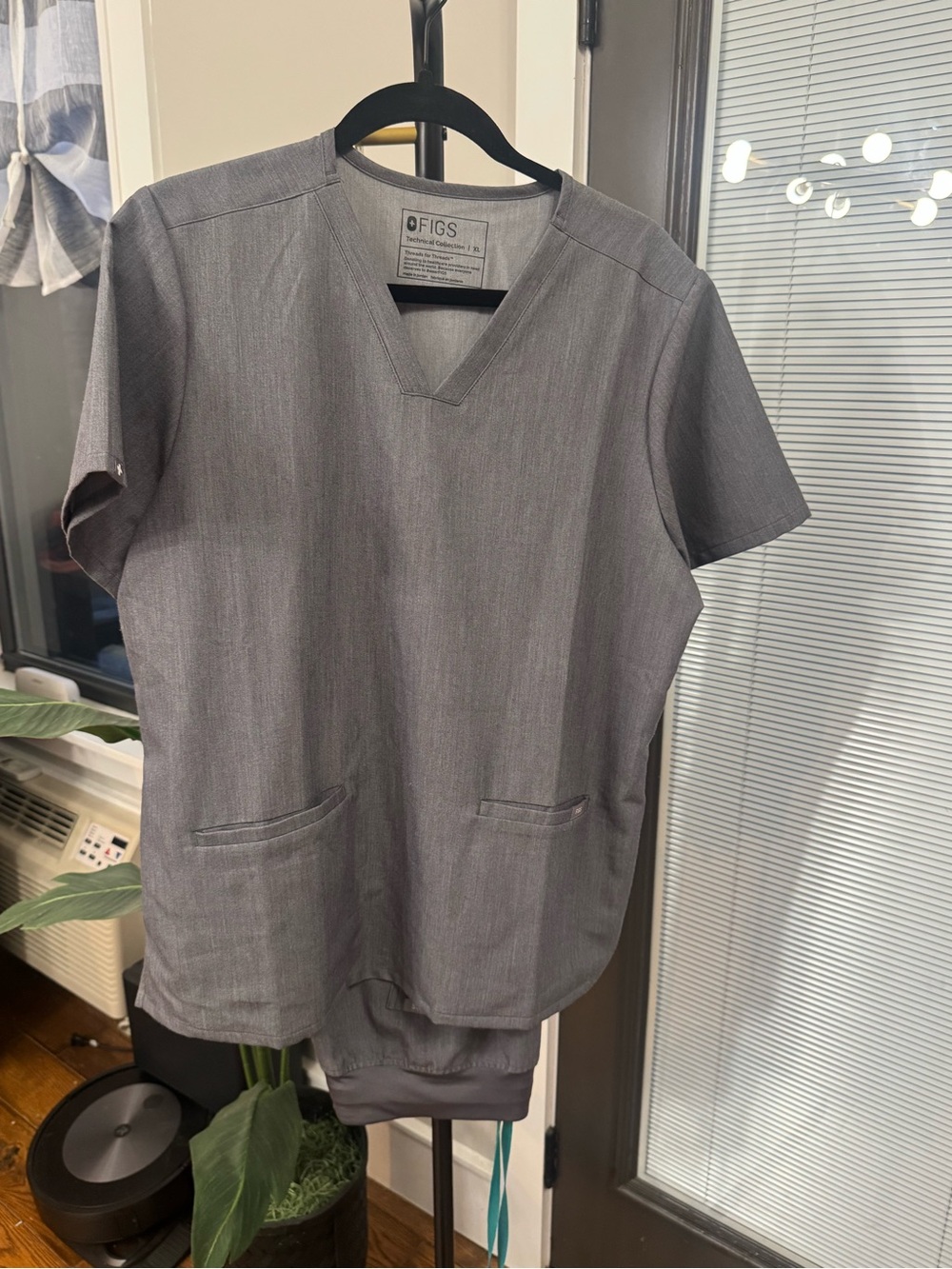 FIGS Men’s V-Neck Scrub Top in Gray Heather